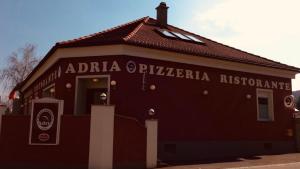 格洛格尼茨Ristorante Adria的侧面有标志的建筑物