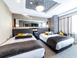 大阪市にあるアパホテル＆リゾート〈御堂筋本町駅タワー〉のベッドルーム1室(ベッド2台、鏡付) +37枚の写真