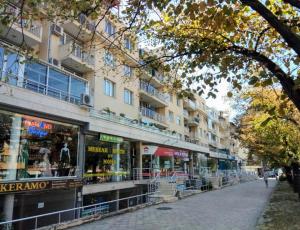 una calle frente a un gran edificio en Sweet Maria Blagoevgrad, en Blagoevgrad