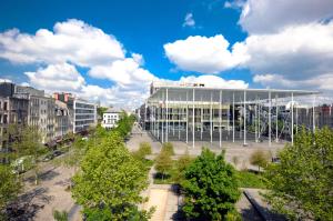 een groot gebouw midden in een stad bij SLEEP INN - Black and White modern flat with cityview in Antwerpen