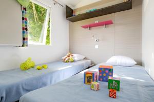 Ένα ή περισσότερα κρεβάτια σε δωμάτιο στο Camping Emeraude