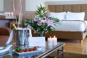 Posteľ alebo postele v izbe v ubytovaní Thalassa Beach Resort & Spa (Adults Only)