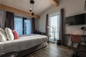 Habitación de hotel con cama y TV en Fruitpark Hotel & Spa en Ochten