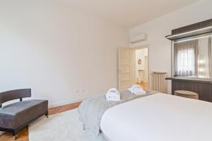 Säng eller sängar i ett rum på San Fermo Luxury Apartment