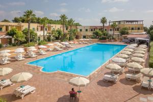 リド・マリーニにあるVillaggio Resort Arco Del Saracinoのプールの景色を見渡せます。