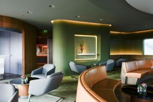 Uma área de estar em Hotel Bayerischer Hof