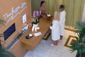Hostia v ubytovaní Thalassa Beach Resort & Spa (Adults Only)