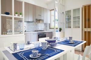 a kitchen with a table with blue and white dishes on it at Casa Vacanza Noban - CaseSicule in Ispica