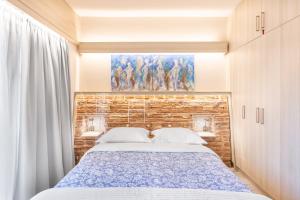 - une chambre avec un lit et une peinture murale dans l'établissement Acropolis Suites - Where else in Athens?, à Athènes