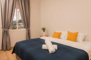 1 dormitorio con 1 cama grande y ventana en Cameron Highlands Modern7-Tea Plantation View-Premium Hotel Bed en Kampung Kuala Terla