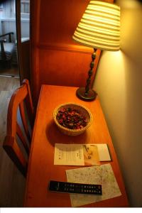 a table with a lamp and a bowl of nuts at Pensión Bilbao in Bilbao