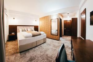 Un pat sau paturi într-o cameră la Hotel Buchenland