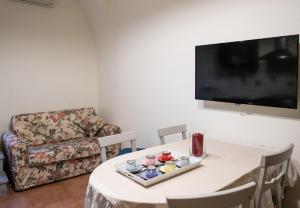 Il Normanno Home tesisinde bir televizyon ve/veya eğlence merkezi