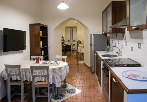 uma cozinha com uma mesa com uma toalha de mesa branca em Il Normanno Home em Salerno