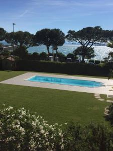 una piscina con el océano al fondo en gardasee sirmione, en Sirmione