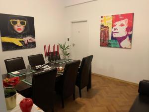 une salle à manger avec une table et des chaises noires dans l'établissement Bucarest B&B, à Bucarest