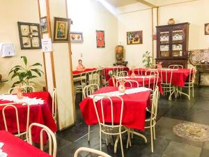 a restaurant with tables and chairs with red cloth at Pousada Ouro de Minas Diamantina in Diamantina