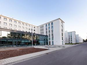 eine leere Straße vor einem Gebäude in der Unterkunft DORMERO Strandhotel Rügen in Binz