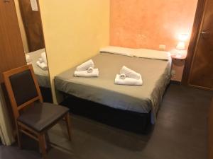 Un pequeño dormitorio con una cama con toallas. en Guest's Heaven, en Roma