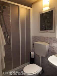 アーチ・カステッロにあるCasa Tellina lungomare scoglieraのバスルーム(トイレ、シャワー、シンク付)