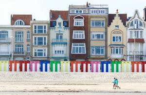 un gruppo di edifici colorati sulla spiaggia di Royal Navy a Dunkerque