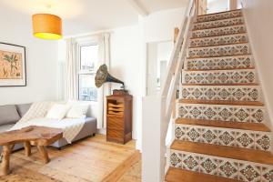een woonkamer met een trap en een bed bij Spacious Retreat With Sunny Garden in Brighton & Hove