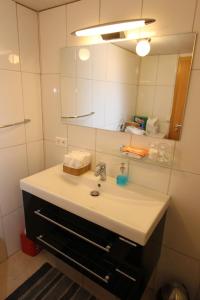 Uma casa de banho em The Viking Country Club