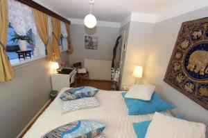 Uma cama ou camas num quarto em The Viking Country Club