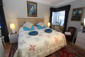 Uma cama ou camas num quarto em The Viking Country Club