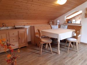 een keuken met een tafel en stoelen in een kamer bij Ferienwohnung Franzi in Garmisch-Partenkirchen