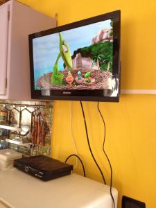 uma televisão de ecrã plano pendurada numa parede em la terrazza em Vernazza