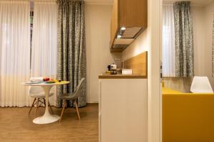 une petite cuisine avec une table et une petite table dans l'établissement Aqualago casa vacanze apartment A, à Verbania