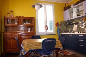 ヴェルナッツァにあるla terrazzaのキッチン(テーブル、椅子付)、窓