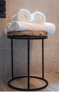 a statue of two people on a stand in a shower at LES RIVES MONTANS in Montans +35 photos