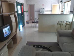 - un salon avec un canapé et une télévision sur un comptoir dans l'établissement JOÃO CARLOS CASAS 3 Quartos #1, à Penha