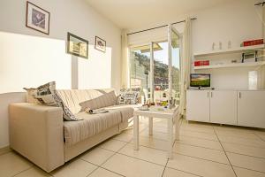 Ein Sitzbereich in der Unterkunft Torbole Relax, Pool & Balcony Apartment - Happy Rentals
