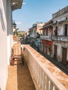 balkon z widokiem na ulicę miejską w obiekcie Soy local insignia w mieście Cartagena de Indias