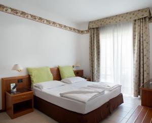 A bed or beds in a room at Hotel Campagnola