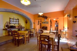 A restaurant or other place to eat at Albergo Alle Alpi