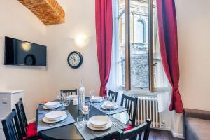 佛羅倫斯的住宿－Lorenzo de' Medici Family Home，一间带桌椅和窗户的用餐室