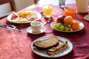 una mesa con platos de desayuno. en Agriturismo La Filanda, en Manerba del Garda