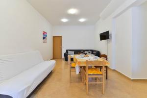 TV a/nebo společenská místnost v ubytování Apartments Lavanda