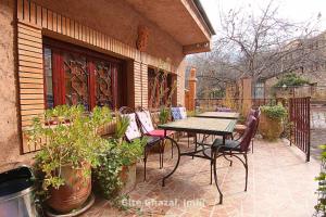 um pátio com mesa, cadeiras e plantas em Chez Ghazal Imlil em Imlil