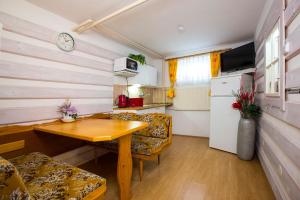 cocina y comedor con mesa y nevera en Guest House Bulušek, en Rokytnice nad Jizerou
