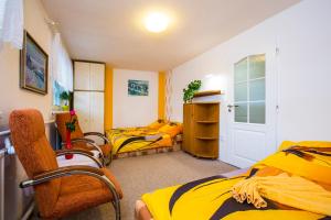 Un dormitorio con dos camas con sábanas amarillas. en Guest House Bulušek, en Rokytnice nad Jizerou