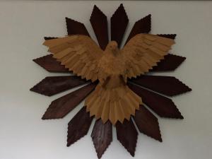 un pájaro marrón con sus alas esparcidas en una pared en Pousada Mariana en Sêrro