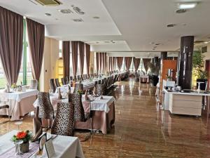 rzędu stołów i krzeseł w restauracji w obiekcie ZOO hotel w mieście Osijek