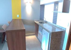 une cuisine avec un évier et un plan de travail dans l'établissement Apartamento em Resort de Olimpia, à Olímpia