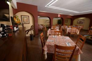 瓦哈卡德華雷斯的住宿－Hotel Hacienda，餐厅内带桌椅的用餐室