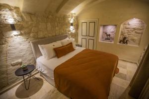 sypialnia z łóżkiem i stołem w pokoju w obiekcie Dokya Hotel w mieście Ürgüp